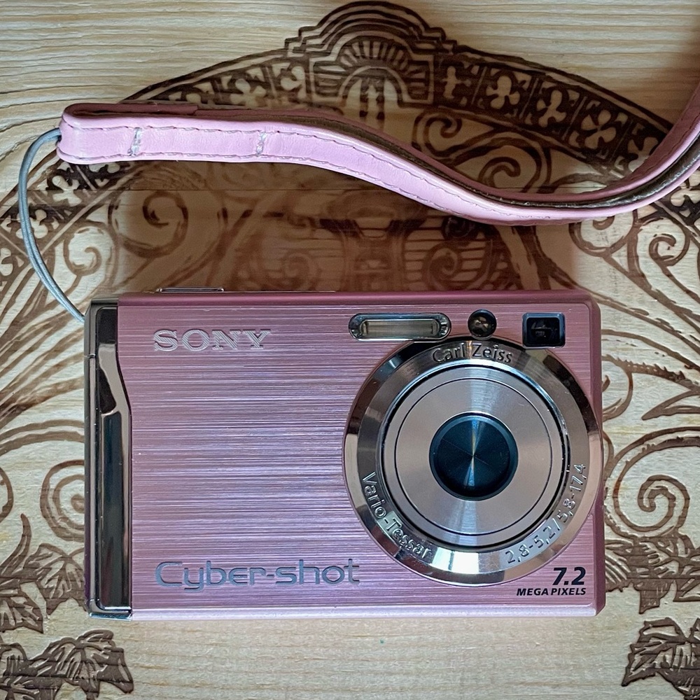 Sony Cyber-shot 7.2MP Digital Camera - Pink | Original Box, Charger, Case - Picture 1 of 10